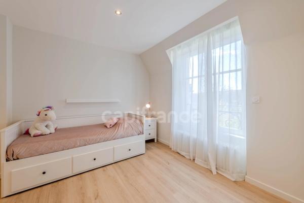 MAISON BOURGEOISE 255 M2 ENTIÈREMENT RÉNOVÉE, STUDIO DE 35 M2, PARC CLOS ET ARBORÉ DE 4 303 M2, 4 CHAMBRES DONT UNE SUITE PARENTALE, 3 GARAGES, PIÈCE DE VIE DE 88 M2, TERRASSE, JACUZZI,