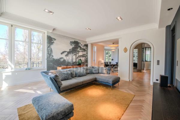 MAISON BOURGEOISE 255 M2 ENTIÈREMENT RÉNOVÉE, STUDIO DE 35 M2, PARC CLOS ET ARBORÉ DE 4 303 M2, 4 CHAMBRES DONT UNE SUITE PARENTALE, 3 GARAGES, PIÈCE DE VIE DE 88 M2, TERRASSE, JACUZZI,