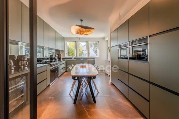 MAISON BOURGEOISE 255 M2 ENTIÈREMENT RÉNOVÉE, STUDIO DE 35 M2, PARC CLOS ET ARBORÉ DE 4 303 M2, 4 CHAMBRES DONT UNE SUITE PARENTALE, 3 GARAGES, PIÈCE DE VIE DE 88 M2, TERRASSE, JACUZZI,