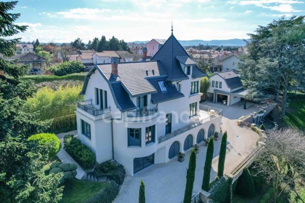 MAISON BOURGEOISE 255 M2 ENTIÈREMENT RÉNOVÉE, STUDIO DE 35 M2, PARC CLOS ET ARBORÉ DE 4 303 M2, 4 CHAMBRES DONT UNE SUITE PARENTALE, 3 GARAGES, PIÈCE DE VIE DE 88 M2, TERRASSE, JACUZZI,