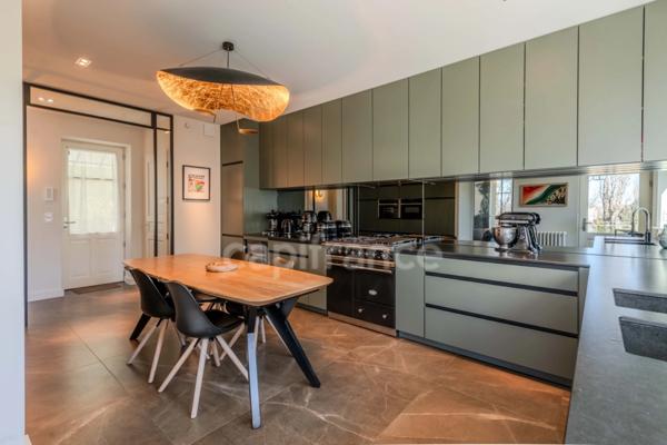 MAISON BOURGEOISE 255 M2 ENTIÈREMENT RÉNOVÉE, STUDIO DE 35 M2, PARC CLOS ET ARBORÉ DE 4 303 M2, 4 CHAMBRES DONT UNE SUITE PARENTALE, 3 GARAGES, PIÈCE DE VIE DE 88 M2, TERRASSE, JACUZZI,