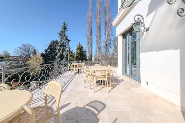 MAISON BOURGEOISE 255 M2 ENTIÈREMENT RÉNOVÉE, STUDIO DE 35 M2, PARC CLOS ET ARBORÉ DE 4 303 M2, 4 CHAMBRES DONT UNE SUITE PARENTALE, 3 GARAGES, PIÈCE DE VIE DE 88 M2, TERRASSE, JACUZZI,