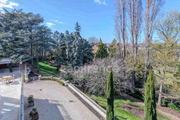 MAISON BOURGEOISE 255 M2 ENTIÈREMENT RÉNOVÉE, STUDIO DE 35 M2, PARC CLOS ET ARBORÉ DE 4 303 M2, 4 CHAMBRES DONT UNE SUITE PARENTALE, 3 GARAGES, PIÈCE DE VIE DE 88 M2, TERRASSE, JACUZZI,