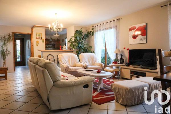 Maison traditionnelle 6 pièces de 134 m² à Dammarie-les-Lys (77190)