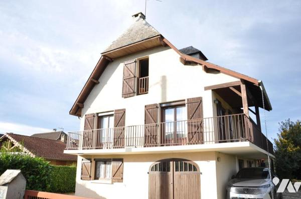 SEMEAC, maison  sur deux niveaux, T6, 3 chambres, 109 m2 hab, terrain de 616 m2.  Garages.