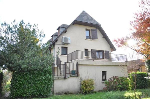 SEMEAC, maison  sur deux niveaux, T6, 3 chambres, 109 m2 hab, terrain de 616 m2.  Garages.