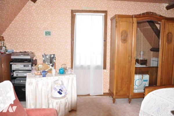 SEMEAC, maison  sur deux niveaux, T6, 3 chambres, 109 m2 hab, terrain de 616 m2.  Garages.