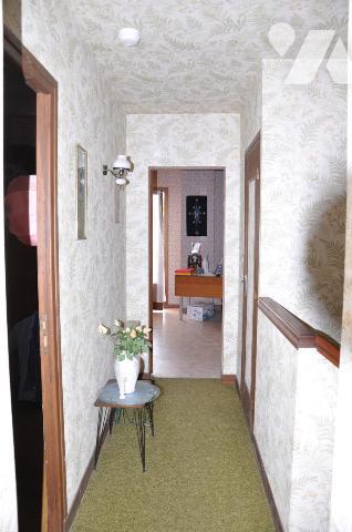 SEMEAC, maison  sur deux niveaux, T6, 3 chambres, 109 m2 hab, terrain de 616 m2.  Garages.