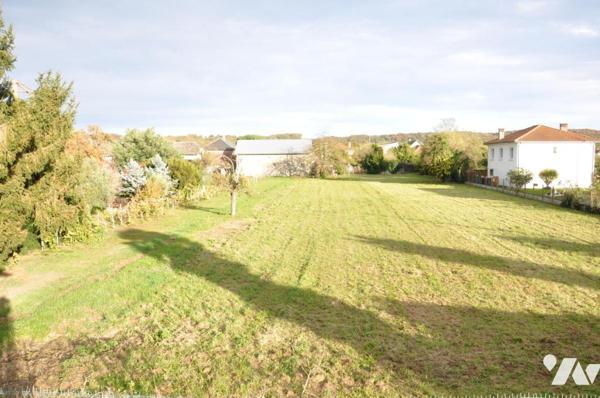 SEMEAC, maison  sur deux niveaux, T6, 3 chambres, 109 m2 hab, terrain de 616 m2.  Garages.