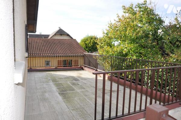 SEMEAC, maison  sur deux niveaux, T6, 3 chambres, 109 m2 hab, terrain de 616 m2.  Garages.