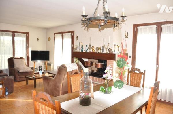 SEMEAC, maison  sur deux niveaux, T6, 3 chambres, 109 m2 hab, terrain de 616 m2.  Garages.