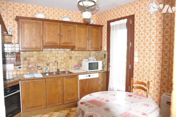 SEMEAC, maison  sur deux niveaux, T6, 3 chambres, 109 m2 hab, terrain de 616 m2.  Garages.