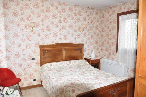 SEMEAC, maison  sur deux niveaux, T6, 3 chambres, 109 m2 hab, terrain de 616 m2.  Garages.