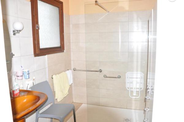 SEMEAC, maison  sur deux niveaux, T6, 3 chambres, 109 m2 hab, terrain de 616 m2.  Garages.