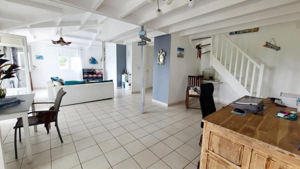 Belle Maison créole en bois T5 avec piscine