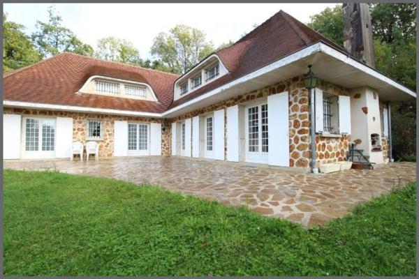 GRAND DOMAINE AVEC MAISON D ARCHITECTE 300M2 sur 10 HECTARES