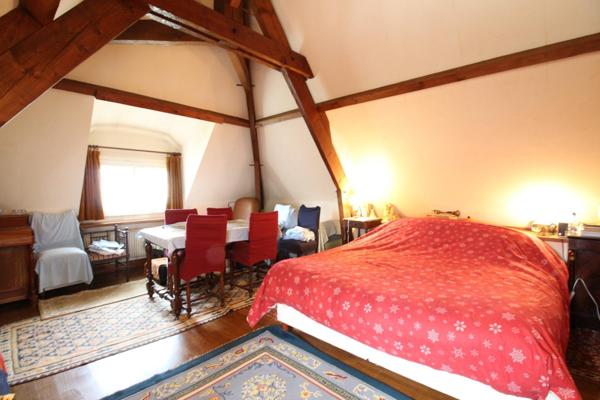 GRAND DOMAINE AVEC MAISON D ARCHITECTE 300M2 sur 10 HECTARES