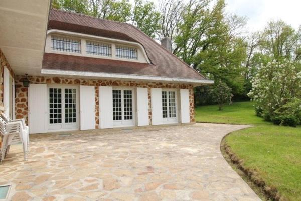 GRAND DOMAINE AVEC MAISON D ARCHITECTE 300M2 sur 10 HECTARES