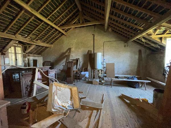 Belle propriété ancienne avec garages et grand terrain - Secteur calme