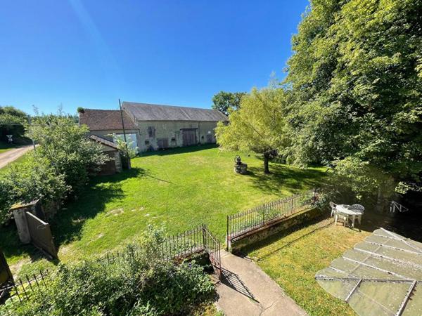Belle propriété ancienne avec garages et grand terrain - Secteur calme