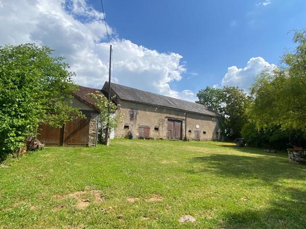 Belle propriété ancienne avec garages et grand terrain - Secteur calme