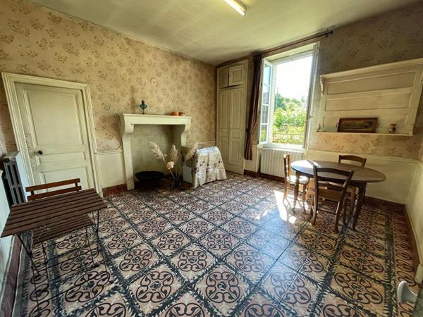 Belle propriété ancienne avec garages et grand terrain - Secteur calme