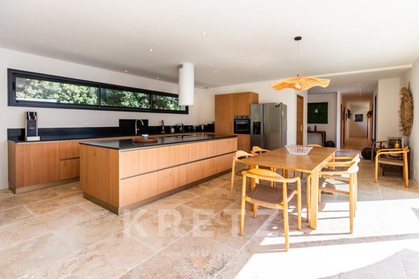 Villa au cœur des Pierres Bonifacienne avec piscine.