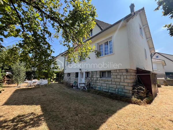 Le calme en plein centre ville, cette maison située en impasse ne vous laissera pas de marbre! Vous serez séduits par l'emplacement, les volumes, la vue dégagée et le potentiel d'aménagements possible selon vos besoins! La construction vous offre un sous-sol total en rez-de-jardin; l'habitation principale au premier étage est composée tout d'abord d'un dégagement qui mène à une cuisine séparée, une salle à manger, un salon avec cheminée de qualité, une salle de bains avec fenêtre, des toilettes, et deux chambres. Au dessus, l'espace laisse place à votre imagination selon la composition de votre famille, actuellement composé d'un espace détente salon, deux chambres, un bureau et l'emplacement pour une pièce d'eau. Après des travaux de rafraichissements pour la mettre au goût du jour, cette maison de construction traditionnelle répondra j'en suis sure à vos attentes!