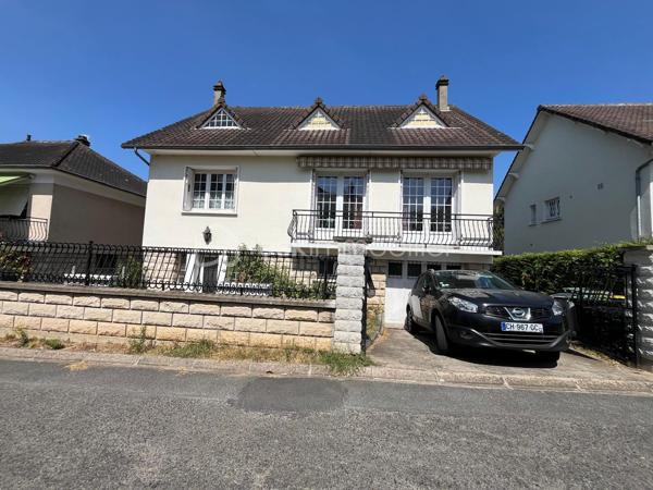 Le calme en plein centre ville, cette maison située en impasse ne vous laissera pas de marbre! Vous serez séduits par l'emplacement, les volumes, la vue dégagée et le potentiel d'aménagements possible selon vos besoins! La construction vous offre un sous-sol total en rez-de-jardin; l'habitation principale au premier étage est composée tout d'abord d'un dégagement qui mène à une cuisine séparée, une salle à manger, un salon avec cheminée de qualité, une salle de bains avec fenêtre, des toilettes, et deux chambres. Au dessus, l'espace laisse place à votre imagination selon la composition de votre famille, actuellement composé d'un espace détente salon, deux chambres, un bureau et l'emplacement pour une pièce d'eau. Après des travaux de rafraichissements pour la mettre au goût du jour, cette maison de construction traditionnelle répondra j'en suis sure à vos attentes!