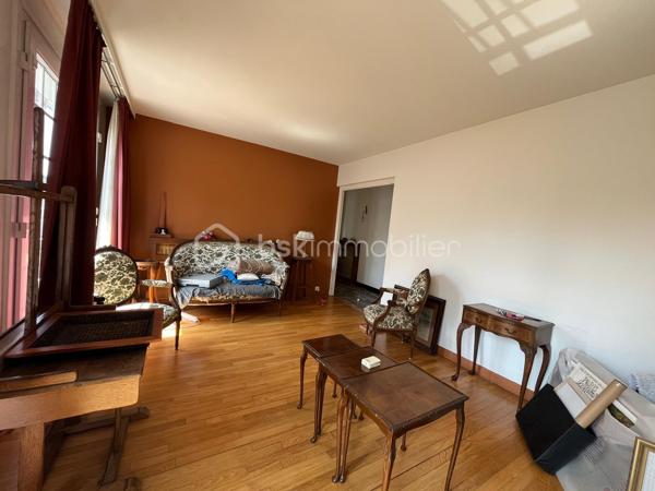 Le calme en plein centre ville, cette maison située en impasse ne vous laissera pas de marbre! Vous serez séduits par l'emplacement, les volumes, la vue dégagée et le potentiel d'aménagements possible selon vos besoins! La construction vous offre un sous-sol total en rez-de-jardin; l'habitation principale au premier étage est composée tout d'abord d'un dégagement qui mène à une cuisine séparée, une salle à manger, un salon avec cheminée de qualité, une salle de bains avec fenêtre, des toilettes, et deux chambres. Au dessus, l'espace laisse place à votre imagination selon la composition de votre famille, actuellement composé d'un espace détente salon, deux chambres, un bureau et l'emplacement pour une pièce d'eau. Après des travaux de rafraichissements pour la mettre au goût du jour, cette maison de construction traditionnelle répondra j'en suis sure à vos attentes!