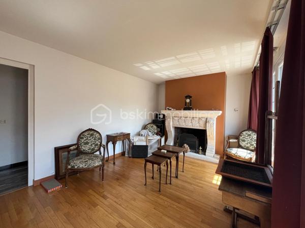 Le calme en plein centre ville, cette maison située en impasse ne vous laissera pas de marbre! Vous serez séduits par l'emplacement, les volumes, la vue dégagée et le potentiel d'aménagements possible selon vos besoins! La construction vous offre un sous-sol total en rez-de-jardin; l'habitation principale au premier étage est composée tout d'abord d'un dégagement qui mène à une cuisine séparée, une salle à manger, un salon avec cheminée de qualité, une salle de bains avec fenêtre, des toilettes, et deux chambres. Au dessus, l'espace laisse place à votre imagination selon la composition de votre famille, actuellement composé d'un espace détente salon, deux chambres, un bureau et l'emplacement pour une pièce d'eau. Après des travaux de rafraichissements pour la mettre au goût du jour, cette maison de construction traditionnelle répondra j'en suis sure à vos attentes!