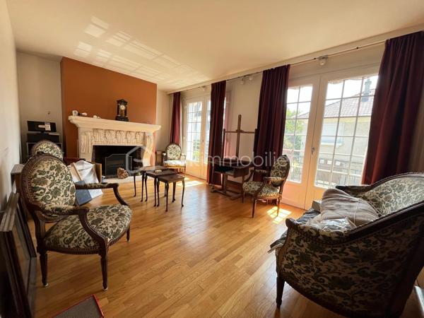 Le calme en plein centre ville, cette maison située en impasse ne vous laissera pas de marbre! Vous serez séduits par l'emplacement, les volumes, la vue dégagée et le potentiel d'aménagements possible selon vos besoins! La construction vous offre un sous-sol total en rez-de-jardin; l'habitation principale au premier étage est composée tout d'abord d'un dégagement qui mène à une cuisine séparée, une salle à manger, un salon avec cheminée de qualité, une salle de bains avec fenêtre, des toilettes, et deux chambres. Au dessus, l'espace laisse place à votre imagination selon la composition de votre famille, actuellement composé d'un espace détente salon, deux chambres, un bureau et l'emplacement pour une pièce d'eau. Après des travaux de rafraichissements pour la mettre au goût du jour, cette maison de construction traditionnelle répondra j'en suis sure à vos attentes!