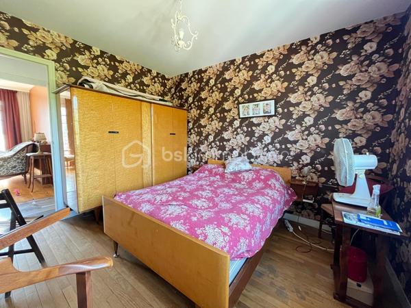 Le calme en plein centre ville, cette maison située en impasse ne vous laissera pas de marbre! Vous serez séduits par l'emplacement, les volumes, la vue dégagée et le potentiel d'aménagements possible selon vos besoins! La construction vous offre un sous-sol total en rez-de-jardin; l'habitation principale au premier étage est composée tout d'abord d'un dégagement qui mène à une cuisine séparée, une salle à manger, un salon avec cheminée de qualité, une salle de bains avec fenêtre, des toilettes, et deux chambres. Au dessus, l'espace laisse place à votre imagination selon la composition de votre famille, actuellement composé d'un espace détente salon, deux chambres, un bureau et l'emplacement pour une pièce d'eau. Après des travaux de rafraichissements pour la mettre au goût du jour, cette maison de construction traditionnelle répondra j'en suis sure à vos attentes!