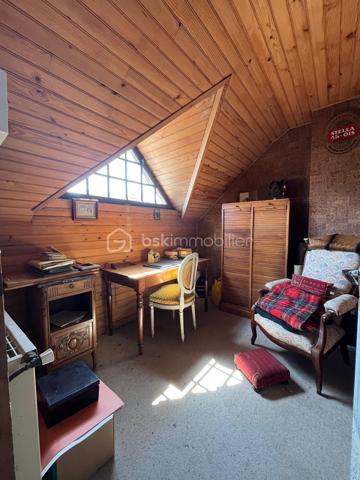 Le calme en plein centre ville, cette maison située en impasse ne vous laissera pas de marbre! Vous serez séduits par l'emplacement, les volumes, la vue dégagée et le potentiel d'aménagements possible selon vos besoins! La construction vous offre un sous-sol total en rez-de-jardin; l'habitation principale au premier étage est composée tout d'abord d'un dégagement qui mène à une cuisine séparée, une salle à manger, un salon avec cheminée de qualité, une salle de bains avec fenêtre, des toilettes, et deux chambres. Au dessus, l'espace laisse place à votre imagination selon la composition de votre famille, actuellement composé d'un espace détente salon, deux chambres, un bureau et l'emplacement pour une pièce d'eau. Après des travaux de rafraichissements pour la mettre au goût du jour, cette maison de construction traditionnelle répondra j'en suis sure à vos attentes!