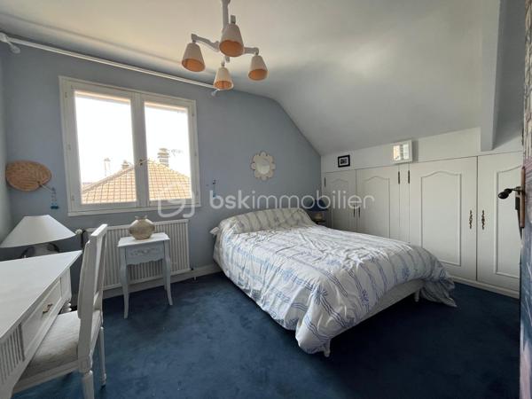 Le calme en plein centre ville, cette maison située en impasse ne vous laissera pas de marbre! Vous serez séduits par l'emplacement, les volumes, la vue dégagée et le potentiel d'aménagements possible selon vos besoins! La construction vous offre un sous-sol total en rez-de-jardin; l'habitation principale au premier étage est composée tout d'abord d'un dégagement qui mène à une cuisine séparée, une salle à manger, un salon avec cheminée de qualité, une salle de bains avec fenêtre, des toilettes, et deux chambres. Au dessus, l'espace laisse place à votre imagination selon la composition de votre famille, actuellement composé d'un espace détente salon, deux chambres, un bureau et l'emplacement pour une pièce d'eau. Après des travaux de rafraichissements pour la mettre au goût du jour, cette maison de construction traditionnelle répondra j'en suis sure à vos attentes!