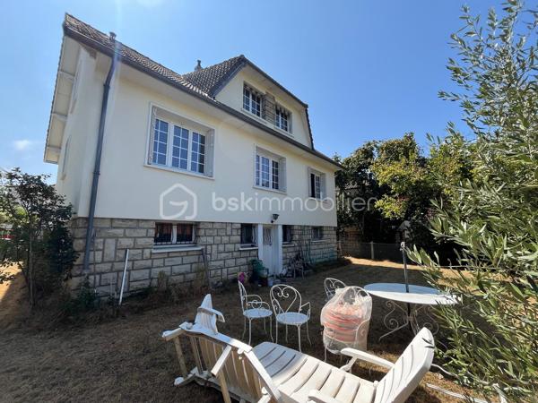 Le calme en plein centre ville, cette maison située en impasse ne vous laissera pas de marbre! Vous serez séduits par l'emplacement, les volumes, la vue dégagée et le potentiel d'aménagements possible selon vos besoins! La construction vous offre un sous-sol total en rez-de-jardin; l'habitation principale au premier étage est composée tout d'abord d'un dégagement qui mène à une cuisine séparée, une salle à manger, un salon avec cheminée de qualité, une salle de bains avec fenêtre, des toilettes, et deux chambres. Au dessus, l'espace laisse place à votre imagination selon la composition de votre famille, actuellement composé d'un espace détente salon, deux chambres, un bureau et l'emplacement pour une pièce d'eau. Après des travaux de rafraichissements pour la mettre au goût du jour, cette maison de construction traditionnelle répondra j'en suis sure à vos attentes!