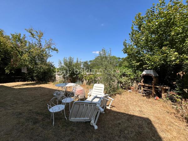 Le calme en plein centre ville, cette maison située en impasse ne vous laissera pas de marbre! Vous serez séduits par l'emplacement, les volumes, la vue dégagée et le potentiel d'aménagements possible selon vos besoins! La construction vous offre un sous-sol total en rez-de-jardin; l'habitation principale au premier étage est composée tout d'abord d'un dégagement qui mène à une cuisine séparée, une salle à manger, un salon avec cheminée de qualité, une salle de bains avec fenêtre, des toilettes, et deux chambres. Au dessus, l'espace laisse place à votre imagination selon la composition de votre famille, actuellement composé d'un espace détente salon, deux chambres, un bureau et l'emplacement pour une pièce d'eau. Après des travaux de rafraichissements pour la mettre au goût du jour, cette maison de construction traditionnelle répondra j'en suis sure à vos attentes!