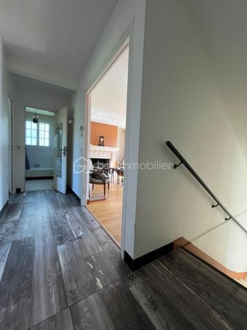 Le calme en plein centre ville, cette maison située en impasse ne vous laissera pas de marbre! Vous serez séduits par l'emplacement, les volumes, la vue dégagée et le potentiel d'aménagements possible selon vos besoins! La construction vous offre un sous-sol total en rez-de-jardin; l'habitation principale au premier étage est composée tout d'abord d'un dégagement qui mène à une cuisine séparée, une salle à manger, un salon avec cheminée de qualité, une salle de bains avec fenêtre, des toilettes, et deux chambres. Au dessus, l'espace laisse place à votre imagination selon la composition de votre famille, actuellement composé d'un espace détente salon, deux chambres, un bureau et l'emplacement pour une pièce d'eau. Après des travaux de rafraichissements pour la mettre au goût du jour, cette maison de construction traditionnelle répondra j'en suis sure à vos attentes!