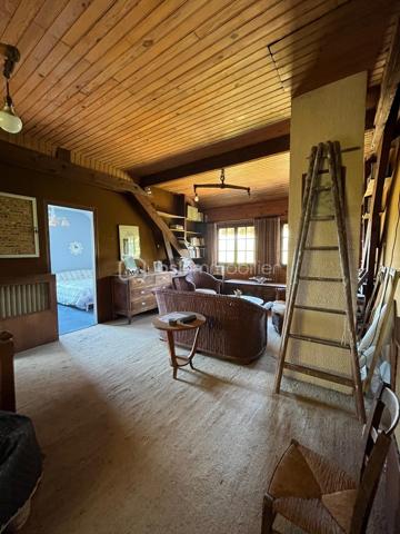 Le calme en plein centre ville, cette maison située en impasse ne vous laissera pas de marbre! Vous serez séduits par l'emplacement, les volumes, la vue dégagée et le potentiel d'aménagements possible selon vos besoins! La construction vous offre un sous-sol total en rez-de-jardin; l'habitation principale au premier étage est composée tout d'abord d'un dégagement qui mène à une cuisine séparée, une salle à manger, un salon avec cheminée de qualité, une salle de bains avec fenêtre, des toilettes, et deux chambres. Au dessus, l'espace laisse place à votre imagination selon la composition de votre famille, actuellement composé d'un espace détente salon, deux chambres, un bureau et l'emplacement pour une pièce d'eau. Après des travaux de rafraichissements pour la mettre au goût du jour, cette maison de construction traditionnelle répondra j'en suis sure à vos attentes!