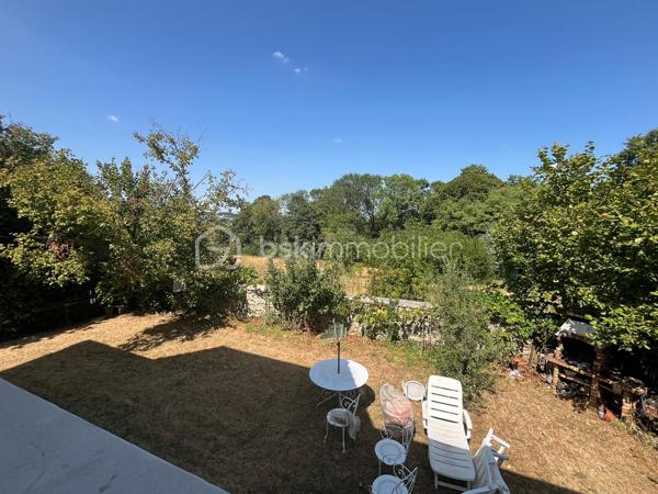 Le calme en plein centre ville, cette maison située en impasse ne vous laissera pas de marbre! Vous serez séduits par l'emplacement, les volumes, la vue dégagée et le potentiel d'aménagements possible selon vos besoins! La construction vous offre un sous-sol total en rez-de-jardin; l'habitation principale au premier étage est composée tout d'abord d'un dégagement qui mène à une cuisine séparée, une salle à manger, un salon avec cheminée de qualité, une salle de bains avec fenêtre, des toilettes, et deux chambres. Au dessus, l'espace laisse place à votre imagination selon la composition de votre famille, actuellement composé d'un espace détente salon, deux chambres, un bureau et l'emplacement pour une pièce d'eau. Après des travaux de rafraichissements pour la mettre au goût du jour, cette maison de construction traditionnelle répondra j'en suis sure à vos attentes!