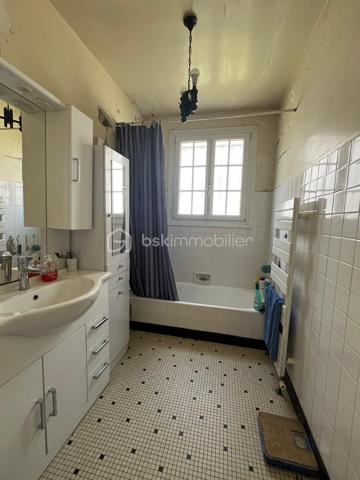 Le calme en plein centre ville, cette maison située en impasse ne vous laissera pas de marbre! Vous serez séduits par l'emplacement, les volumes, la vue dégagée et le potentiel d'aménagements possible selon vos besoins! La construction vous offre un sous-sol total en rez-de-jardin; l'habitation principale au premier étage est composée tout d'abord d'un dégagement qui mène à une cuisine séparée, une salle à manger, un salon avec cheminée de qualité, une salle de bains avec fenêtre, des toilettes, et deux chambres. Au dessus, l'espace laisse place à votre imagination selon la composition de votre famille, actuellement composé d'un espace détente salon, deux chambres, un bureau et l'emplacement pour une pièce d'eau. Après des travaux de rafraichissements pour la mettre au goût du jour, cette maison de construction traditionnelle répondra j'en suis sure à vos attentes!