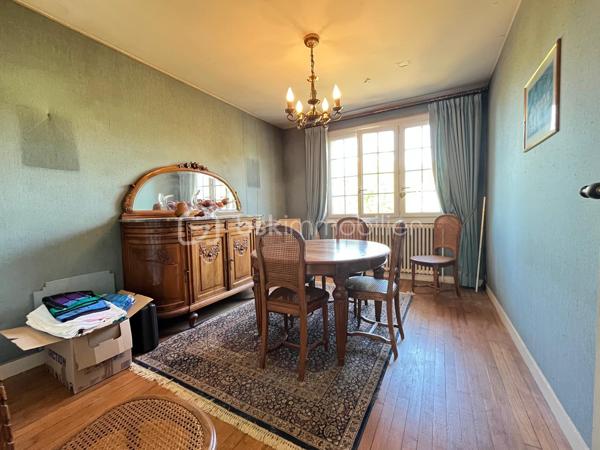 Le calme en plein centre ville, cette maison située en impasse ne vous laissera pas de marbre! Vous serez séduits par l'emplacement, les volumes, la vue dégagée et le potentiel d'aménagements possible selon vos besoins! La construction vous offre un sous-sol total en rez-de-jardin; l'habitation principale au premier étage est composée tout d'abord d'un dégagement qui mène à une cuisine séparée, une salle à manger, un salon avec cheminée de qualité, une salle de bains avec fenêtre, des toilettes, et deux chambres. Au dessus, l'espace laisse place à votre imagination selon la composition de votre famille, actuellement composé d'un espace détente salon, deux chambres, un bureau et l'emplacement pour une pièce d'eau. Après des travaux de rafraichissements pour la mettre au goût du jour, cette maison de construction traditionnelle répondra j'en suis sure à vos attentes!