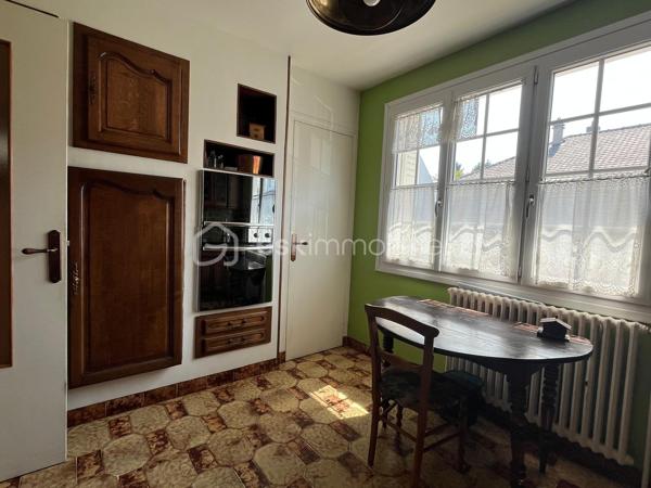 Le calme en plein centre ville, cette maison située en impasse ne vous laissera pas de marbre! Vous serez séduits par l'emplacement, les volumes, la vue dégagée et le potentiel d'aménagements possible selon vos besoins! La construction vous offre un sous-sol total en rez-de-jardin; l'habitation principale au premier étage est composée tout d'abord d'un dégagement qui mène à une cuisine séparée, une salle à manger, un salon avec cheminée de qualité, une salle de bains avec fenêtre, des toilettes, et deux chambres. Au dessus, l'espace laisse place à votre imagination selon la composition de votre famille, actuellement composé d'un espace détente salon, deux chambres, un bureau et l'emplacement pour une pièce d'eau. Après des travaux de rafraichissements pour la mettre au goût du jour, cette maison de construction traditionnelle répondra j'en suis sure à vos attentes!