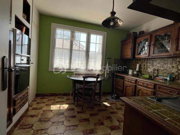 Le calme en plein centre ville, cette maison située en impasse ne vous laissera pas de marbre! Vous serez séduits par l'emplacement, les volumes, la vue dégagée et le potentiel d'aménagements possible selon vos besoins! La construction vous offre un sous-sol total en rez-de-jardin; l'habitation principale au premier étage est composée tout d'abord d'un dégagement qui mène à une cuisine séparée, une salle à manger, un salon avec cheminée de qualité, une salle de bains avec fenêtre, des toilettes, et deux chambres. Au dessus, l'espace laisse place à votre imagination selon la composition de votre famille, actuellement composé d'un espace détente salon, deux chambres, un bureau et l'emplacement pour une pièce d'eau. Après des travaux de rafraichissements pour la mettre au goût du jour, cette maison de construction traditionnelle répondra j'en suis sure à vos attentes!