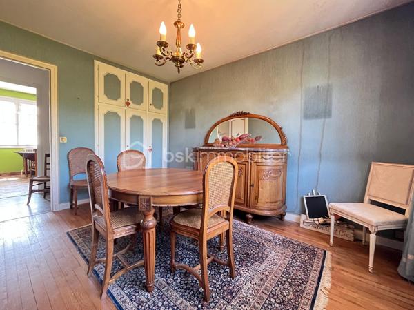 Le calme en plein centre ville, cette maison située en impasse ne vous laissera pas de marbre! Vous serez séduits par l'emplacement, les volumes, la vue dégagée et le potentiel d'aménagements possible selon vos besoins! La construction vous offre un sous-sol total en rez-de-jardin; l'habitation principale au premier étage est composée tout d'abord d'un dégagement qui mène à une cuisine séparée, une salle à manger, un salon avec cheminée de qualité, une salle de bains avec fenêtre, des toilettes, et deux chambres. Au dessus, l'espace laisse place à votre imagination selon la composition de votre famille, actuellement composé d'un espace détente salon, deux chambres, un bureau et l'emplacement pour une pièce d'eau. Après des travaux de rafraichissements pour la mettre au goût du jour, cette maison de construction traditionnelle répondra j'en suis sure à vos attentes!