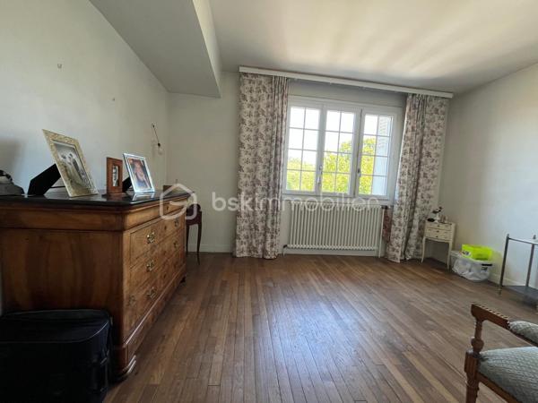 Le calme en plein centre ville, cette maison située en impasse ne vous laissera pas de marbre! Vous serez séduits par l'emplacement, les volumes, la vue dégagée et le potentiel d'aménagements possible selon vos besoins! La construction vous offre un sous-sol total en rez-de-jardin; l'habitation principale au premier étage est composée tout d'abord d'un dégagement qui mène à une cuisine séparée, une salle à manger, un salon avec cheminée de qualité, une salle de bains avec fenêtre, des toilettes, et deux chambres. Au dessus, l'espace laisse place à votre imagination selon la composition de votre famille, actuellement composé d'un espace détente salon, deux chambres, un bureau et l'emplacement pour une pièce d'eau. Après des travaux de rafraichissements pour la mettre au goût du jour, cette maison de construction traditionnelle répondra j'en suis sure à vos attentes!