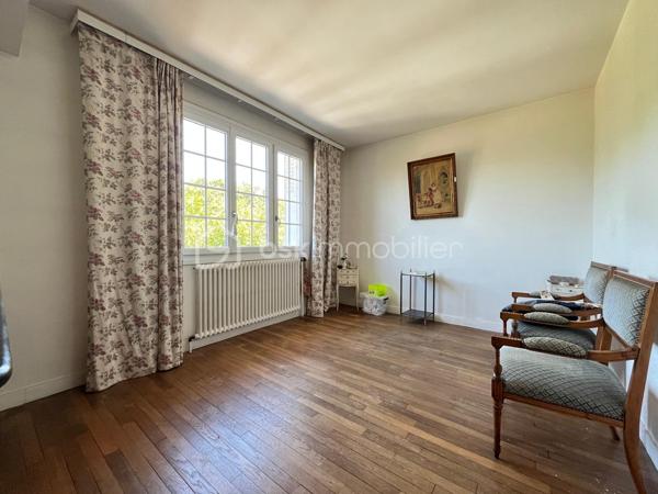 Le calme en plein centre ville, cette maison située en impasse ne vous laissera pas de marbre! Vous serez séduits par l'emplacement, les volumes, la vue dégagée et le potentiel d'aménagements possible selon vos besoins! La construction vous offre un sous-sol total en rez-de-jardin; l'habitation principale au premier étage est composée tout d'abord d'un dégagement qui mène à une cuisine séparée, une salle à manger, un salon avec cheminée de qualité, une salle de bains avec fenêtre, des toilettes, et deux chambres. Au dessus, l'espace laisse place à votre imagination selon la composition de votre famille, actuellement composé d'un espace détente salon, deux chambres, un bureau et l'emplacement pour une pièce d'eau. Après des travaux de rafraichissements pour la mettre au goût du jour, cette maison de construction traditionnelle répondra j'en suis sure à vos attentes!