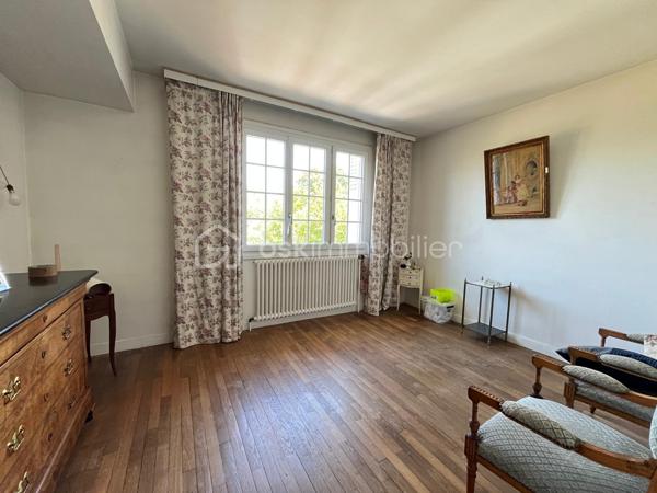 Le calme en plein centre ville, cette maison située en impasse ne vous laissera pas de marbre! Vous serez séduits par l'emplacement, les volumes, la vue dégagée et le potentiel d'aménagements possible selon vos besoins! La construction vous offre un sous-sol total en rez-de-jardin; l'habitation principale au premier étage est composée tout d'abord d'un dégagement qui mène à une cuisine séparée, une salle à manger, un salon avec cheminée de qualité, une salle de bains avec fenêtre, des toilettes, et deux chambres. Au dessus, l'espace laisse place à votre imagination selon la composition de votre famille, actuellement composé d'un espace détente salon, deux chambres, un bureau et l'emplacement pour une pièce d'eau. Après des travaux de rafraichissements pour la mettre au goût du jour, cette maison de construction traditionnelle répondra j'en suis sure à vos attentes!