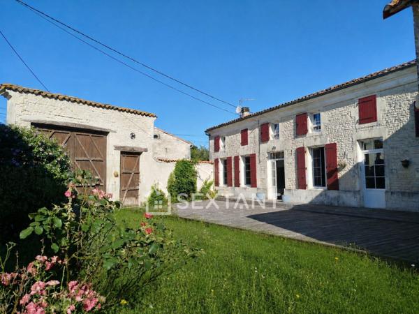 CHARENTAISE DE CARACTÈRE – 276 M² HABITABLES – 4 CHAMBRES – DÉPENDANCES