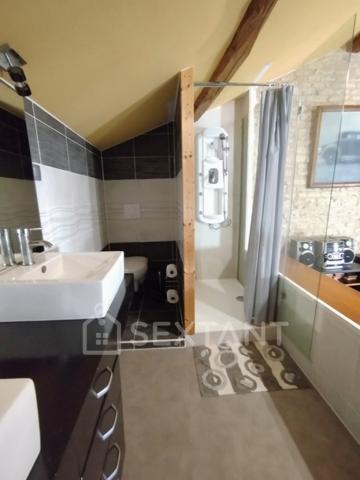 CHARENTAISE DE CARACTÈRE – 276 M² HABITABLES – 4 CHAMBRES – DÉPENDANCES